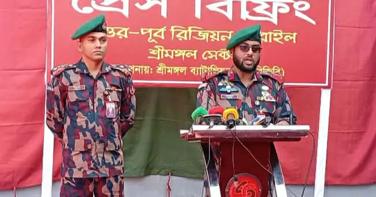 সংবাদ সম্মেলনে ৪৬ বিজিবির অধিনায়ক লেফটেন্যান্ট কর্নেল সরকার আসিফ মাহমুদ